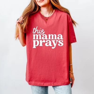 Эта футболка Mama Prays в супертяжелом весе.