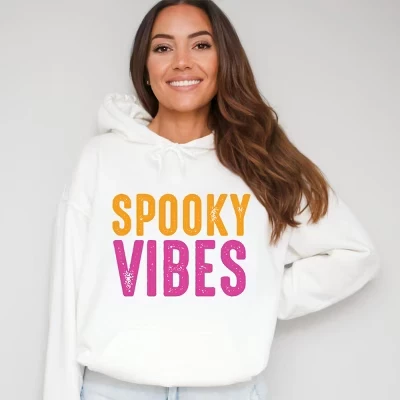 Женская толстовка с капюшоном в стиле Spooky Vibes Bright Distressed - белая с графическим принтом