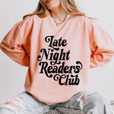 Late Night Readers Club Distressed - Женская легкая одежда, окрашенная в персиковый цвет.