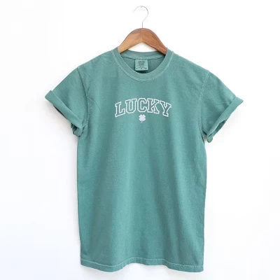 Женская вышитая футболка с коротким рукавом Lucky Varsity Clover в честь Дня Святого Патрика, окрашенная в цвет одежды