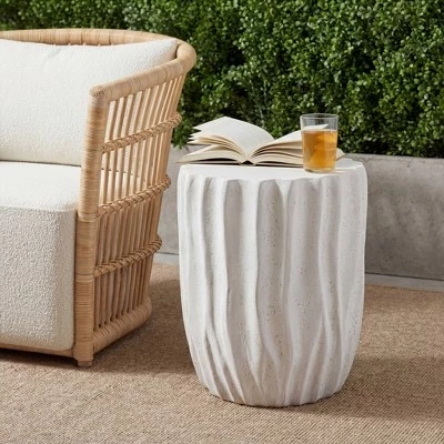 Приставной столик Leeseo Modern Patio из легкого бетона с ребристой текстурой белого цвета