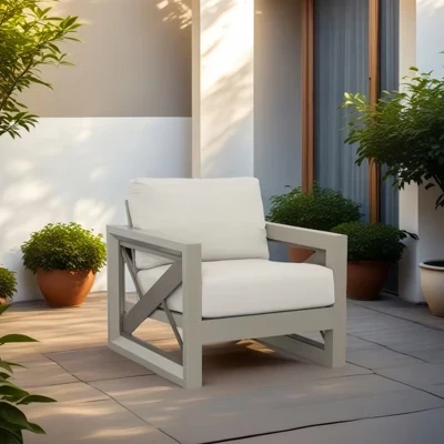 Современное клубное кресло Myra Outdoor из алюминия с порошковым покрытием и геометрическим рисунком с водонепроницаемыми подушками серого цвета