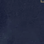 Мужская футболка с маленьким логотипом Hogwarts Legacy в стиле ар-деко темно-синего цвета