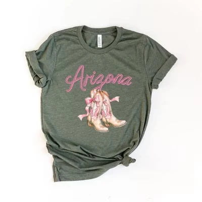 Женская футболка Coquette Arizona Cowgirl Boots с коротким рукавом и рисунком зеленого цвета