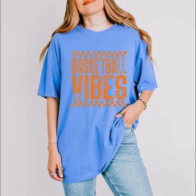 Футболка Flo Blue с цветным рисунком Basketball Vibes в клетку Distressed - Женская одежда
