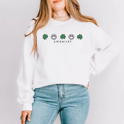 Женский свитшот с вышивкой S. W. Smiley Clovers Row - белый с графическим рисунком