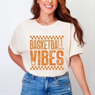 Женская одежда в клетку Basketball Vibes Distressed - футболка с цветным рисунком цвета слоновой кости