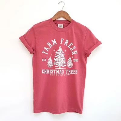 Женская футболка с коротким рукавом Farm Fresh Trees Stars, окрашенная в малиновый цвет