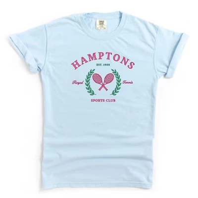 Женская вышитая футболка Hamptons Sports Club с коротким рукавом, окрашенная в цвет шамбре