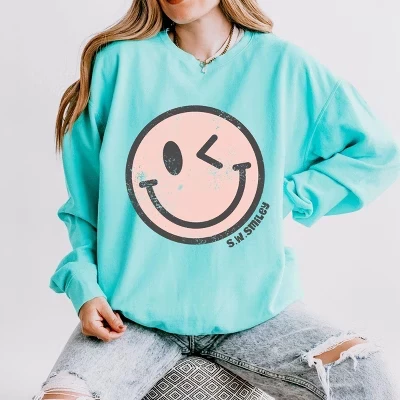 Легкая одежда в стиле гранж с изображением смайлика S.W.Smiley Pink, окрашенная в меловой мятный цвет.
