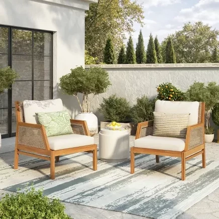 Клубный стул Yaa Farmhouse Acacia Wood Patio Club с подушкой и плетеным дизайнерским набором из 2 предметов / тик / кремовый