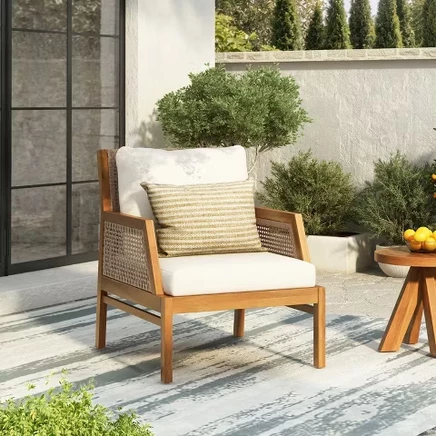 Клубный стул Yaa Farmhouse Acacia Wood Patio Club с подушкой и плетеным дизайном одноместный / тик / кремовый