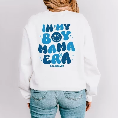 С.В.Смайлик в свитшоте My Boy Mom Era спереди и сзади белого цвета