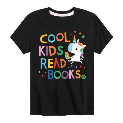 Крутые дети читают книги в графической футболке с коротким рукавом черного цвета