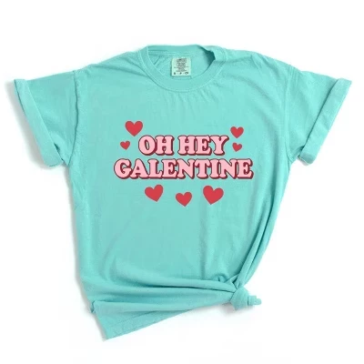 Oh Hey Galentine Hearts - Женская футболка с рисунком, окрашенная мелом мятного цвета.