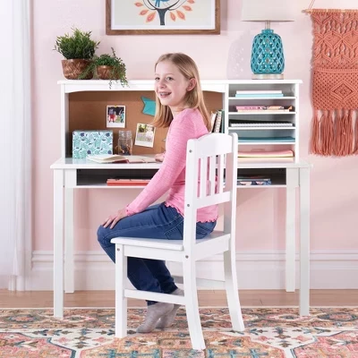 Детский медиа-стол с ящиком и набором стульев - Рабочий стол с полками для хранения вещей и пробковой доской, набор деревянной мебели для спальни для мальчиков и девочек белого цвета