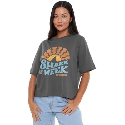 Женская укороченная футболка Lino Sunset с официальной лицензией Shark Week от Lino Sunset темно-коричневого цвета