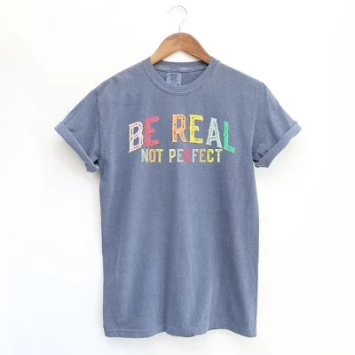 Женская окрашенная футболка Be Real Not Perfect золотистого цвета с коротким рукавом