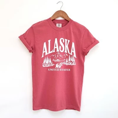 Женская футболка с коротким рукавом Alaska Forest Scene, окрашенная в малиновый цвет
