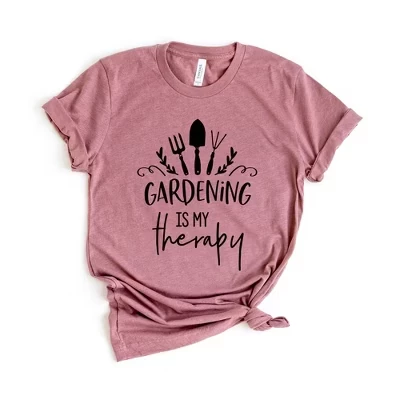 Женская футболка Gardening Is My Therapy с коротким рукавом и графическим рисунком сиреневого цвета
