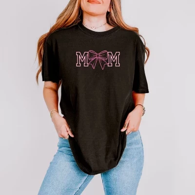 Женская футболка Simply Sage Coquette Bow Mom, черная