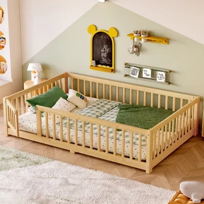 Детская напольная кровать Bellemave Montessori – Полноразмерная и двухместная, Массив дерева, Защитные ограждения и дверца, ламели и центральная опора, Низкопрофильный дизайн.