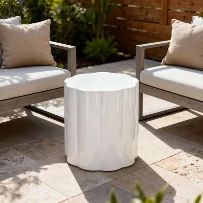 Приставной столик Naoki Modern Patio из легкого бетона белого цвета