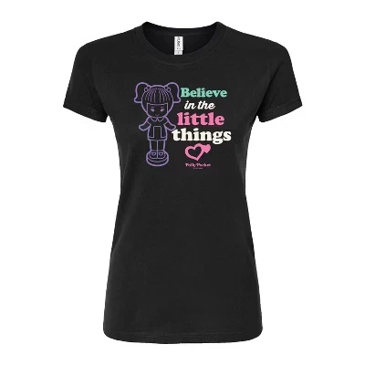 Женская приталенная футболка с рисунком Believe In The Little Things черного цвета.