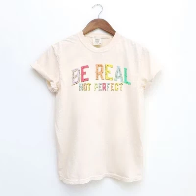 Женская окрашенная футболка Be Real Not Perfect золотистого цвета с коротким рукавом