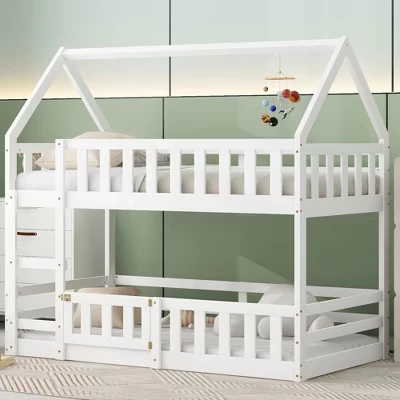 Двухъярусная кровать Twin over Twin House для детей, низкая двухъярусная кровать в пол с ограждением и дверью, деревянная двухъярусная кровать в форме домика Twin Size белого цвета