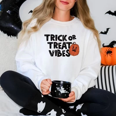 Свитшот с надписью Trick or Treat Vibes Pumpkin белый