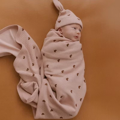 Набор из органического пеленального одеяла и шапочки Makemake Organics - Сердечки hearts