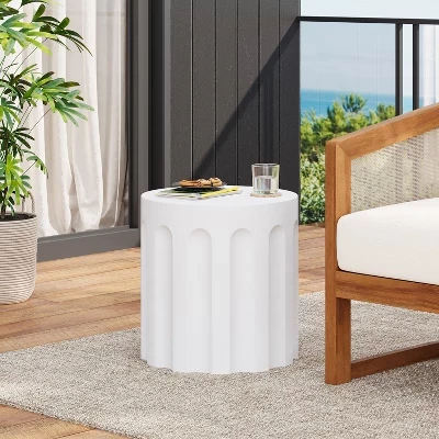 Круглый приставной столик из легкого бетона Minami Modern Patio белого цвета