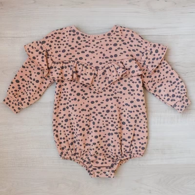 - Детская коричневая толстовка Wild About You с длинными рукавами и рюшами Onesie коричневого цвета