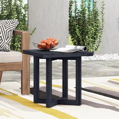 Квадратный торцевой столик Winona Outdoor в деревенском стиле из ламелей из дерева акации с основанием крест-накрест черного цвета