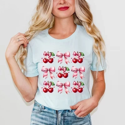 Женская футболка Coquette Pink Cherry Chart с коротким рукавом и графическим рисунком синего цвета