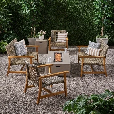 6-местный беседочный гарнитур Augusta Outdoor из дерева акации и лозы с очагом серого цвета