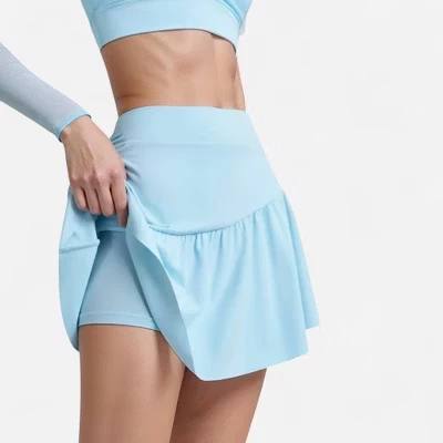 Женские шорты Active Skort с завышенной талией, втачными шортами и мягкой присборкой по низу светло-голубого цвета