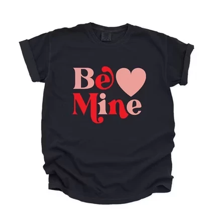 Женская футболка Be Mine Heart Bold с коротким рукавом, окрашенная в черный цвет