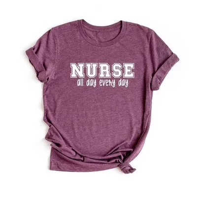 Женская футболка Nurse All Day Every Day с коротким рукавом и графическим рисунком сливового цвета