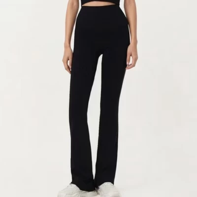 Женские спортивные брюки-клеш с завышенной талией из эластичной ткани Slim Fit черного цвета