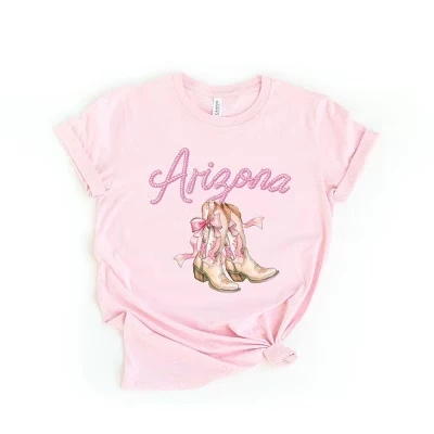 Женская футболка Coquette Arizona Cowgirl Boots с коротким рукавом и графическим рисунком розового цвета
