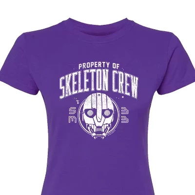 Женская приталенная футболка с графическим рисунком Property Of Skeleton Crew фиолетового цвета.