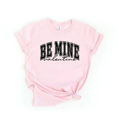 Женская футболка Be Mine Valentine Varsity с коротким рукавом и графическим рисунком розового цвета