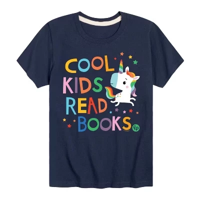 Крутые дети читают книги в графической футболке с коротким рукавом