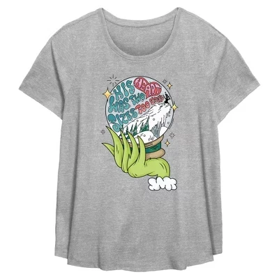 Женская футболка со снежным шаром в виде сердца на два размера меньше, чем нужно