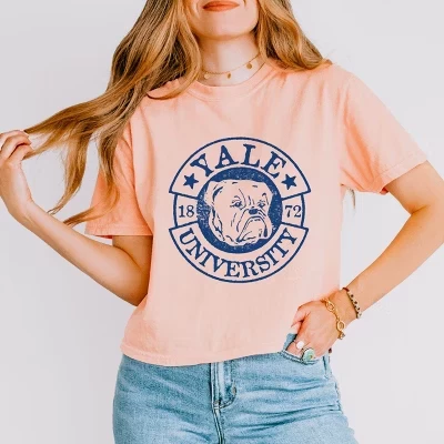 Yale University Bulldog Circle - женская укороченная футболка с графическим принтом персикового цвета