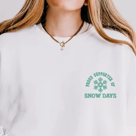Вышитая футболка Proud Supporter Snow Days - женская легкая одежда, окрашенная в белый цвет