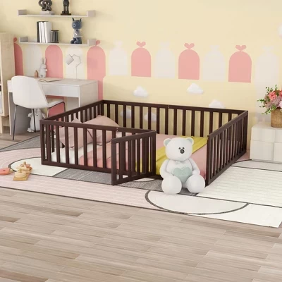 Каркас детской напольной кровати Bellemave из массива дерева с защитными перилами и съемной дверью, Напольная кровать для малышей с ограждением и воротами из орехового дерева