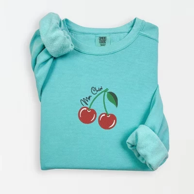 Легкая одежда с вышивкой Mon Cherie Cherries, окрашенная в меловой мятный цвет.